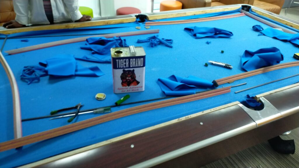 Pool table cloth changing